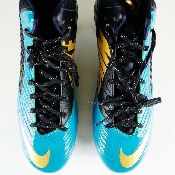 black and gold nike football cleats